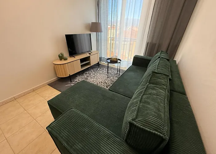 Perfect Location Apartment *